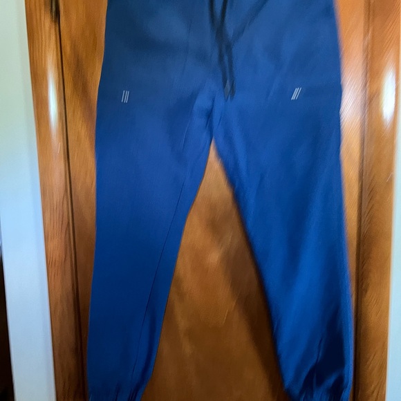 Navy blue Januu Men’s scrubs set size small - Picture 3 of 4